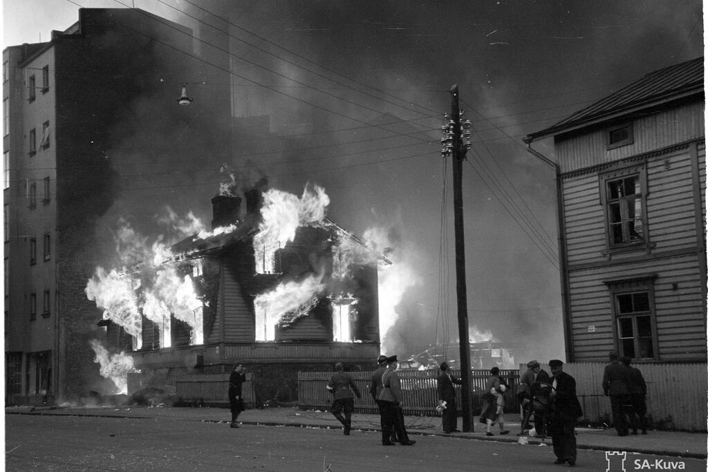 Keskiviikkoaamuna 9. heinäkuuta 1941 Neuvostoliiton pommikoneet pudottivat pommeja etenkin Alppiharjun alueelle. Moni puutalo, kuten kuvassa näkyvä Vaasankatu 10, paloi maan tasalle. Kuvaaja: Sotamuseo / Neittamo