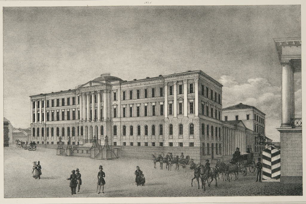 Senaatti, nykyinen Valtioneuvoston linna, Senaatintorin eteläsivulta päin vuonna 1837. Keisari oli määrännyt vuonna 1817 asetuksellaan, että senaatin ja keskusvirastojen oli siirryttävä Turusta Helsinkiin ja aloitettava siellä toimintansa 1.10.1819. Senaatin ja kenraalikuvernöörin muutto vahvisti lopullisesti vuoden 1812 päätöksen ja teki Helsingistä suuriruhtinaskunnan pääkaupungin. Arkkitehti C. L. Engel oli varsin tyytyväinen aikaansaannokseensa: senaatin palatsi oli "todella upea rakennus! Ja tekee paksunahkaisimpaankin miellyttävän vaikutuksen." Fredrik Tengströmin litografia. Kuvaaja: Museovirasto