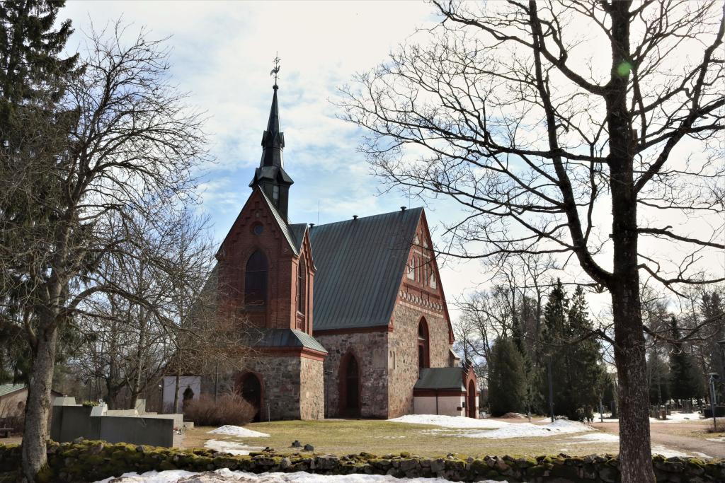 Kuva keskiaikaisesta kirkosta lumilaikkujen ympäröimänä