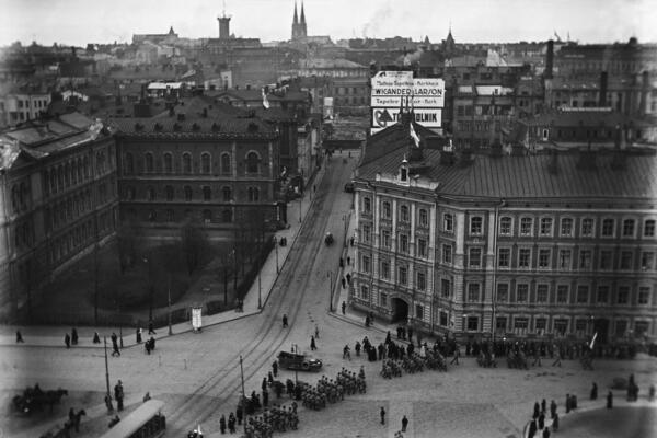 Näkymä Rautatieaseman tornista Hakasalmenkadun (= Keskuskatu) ja Kaivokadun risteykseen. Vasemmalla Ateneum, Hakasalmenkatu 1 (= Keskuskatu 9) ja Hakasalmenkatu 3 (= Keskuskatu 7), Vapaapalokunnan (VPK:n) talo. Oikealla Hakasalmenkatu 2 (= Keskuskatu 8). Arkkitehdit Theodor Höijer ja F.A. Sjöström. Skohan talona tunnettu rakennus valmistui 1870-luvulla ja purettiin 1965. Taustalla Hakasalmenkatua jatketaan kohti Esplanadia.