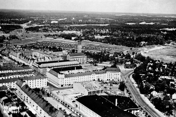 Vallgård, flygfoto. Till vänster syns Enarevägen, Hauhovägen 6,8, Kangasalavägen 1. - Euravägen 2–12. Paulus kyrka syns särskilt väl på bilden.