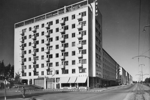 Turuntie 90 (= Mannerheimintie 118). Tullinpuomin rakennus. Arkk. Olli Pöyry, valm. 1940. Vaalea 8-kerroksinen rakennus, jonka yläosassa valokirjaimet Tullinpuomi Tullbommen ja ylhäällä oikeassa reunassa KINO.