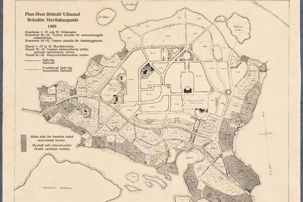 Sinisellä kluutilla pohjustettu Kulosaaren huvilakaupungin kartta, johon on merkitty korttelit, kadut ja myydyt tontit.