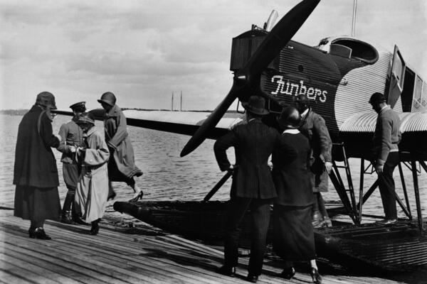 Vesitaso Junkers on saapunut Katajanokan lentosatamaan. Kahdeksan ihmistä on astunut ulos koneesta.