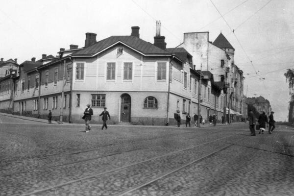 Ett trähus i hörnet av Fabriksgatan och Skepparegatan