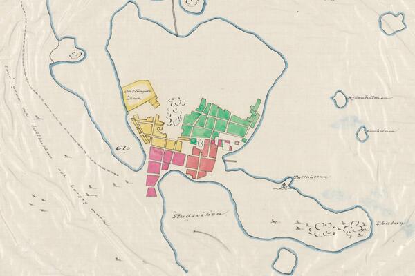 Helsingfors karta från år 1696. På kartan har fyra stadsdelar märkts ut med olika färger: Fiskarbacken, Västertull. Gloet och Kärret. Området för dagens Kronohagen är fortfarande obebyggt. På kartans övre del syns Långa bron.