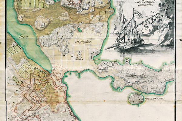 Vanha kartta linnoitetusta Helsingistä, Katajanokan viereen piirretty suurehko alus, jossa on sekä mastot että airot. Kymmeniä ihmisiä soutamassa ja kyydissä.