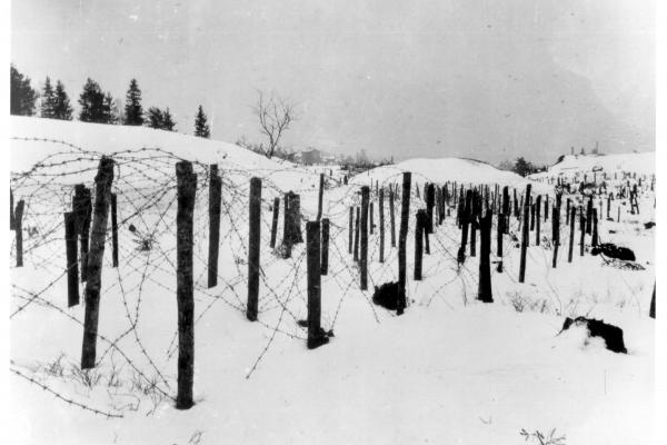 taggtrådshinder i en snöig lsluttning