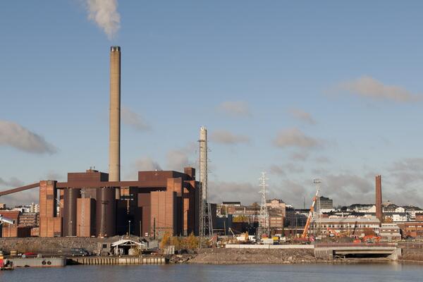 Maisemakuva Hanasaaren voimalaitoksesta ja Suvilahden kaasukelloista.