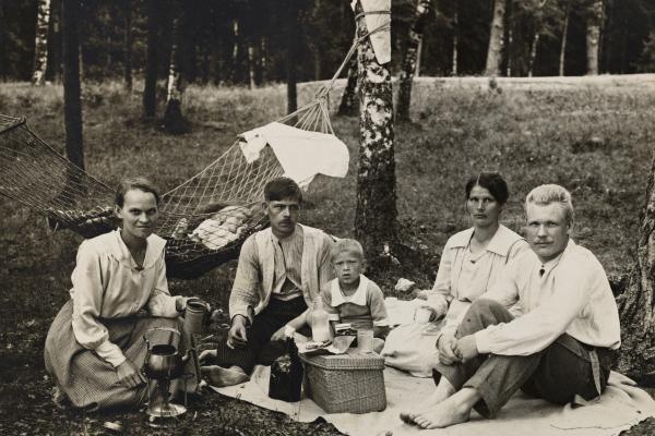Fem personers familj på picknick på Fölisön. 