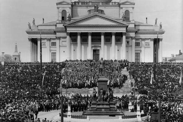 Mycket folk på Senatstorget omkring Alexander II:s staty