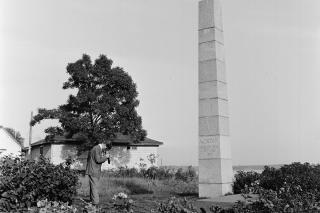 Foto av det obeliskformade (det vill säga en triangelformad pelare) minnesmärket i sten