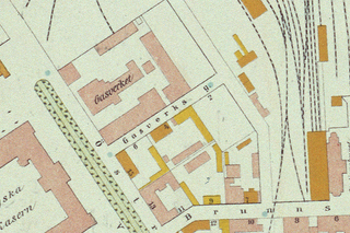 Yksityiskohta piirretystä asemakaavakartasta, jossa näkyy kaasutehtaan rakennuksia, Kaasutehtaankatu ja venäläiset kasarmit. Kartan tekstit ovat ruotsiksi.