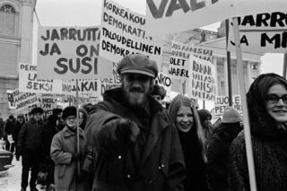 Korkeakouludemokratiaa vaativa mielenosoitus Senaatintorilla vuonna 1970
