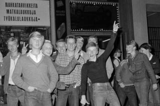 Joukko nuoria poseeraa valokuvaajalle Frisco Disco -tanssiravintolan edustalla. vuonna 1978.  Kaikki ovat pukeutuneet farkkuihin, osa niin sanotun fiftari-tyylin mukaisesti.