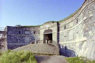 Fotografiet visar en sektorformig öppen plats med trappor som leder till en port som kan stängas med en vindbrygga.