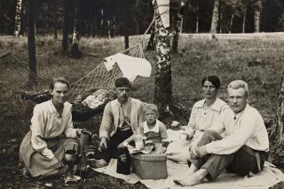 Viisihenkinen perhe piknikillä Seurasaaressa.