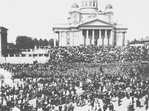 Väkijoukko on kokoontunut Senaatintorille mielenosoitukseen. Taustalla näkyy tuomiokirkko.