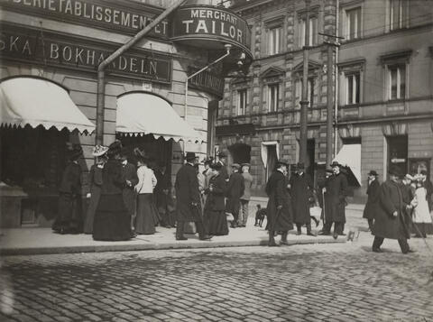 Jalankulkijoita Pohjoisesplanadi 19:n kohdalla Pohjoisesplanadin ja Unioninkadun kulmassa, ns. Uschakoffin talo, suunnittelija Pehr Granstedt 1815-1816. Taustalla Unioninkatu 23 ja 25.