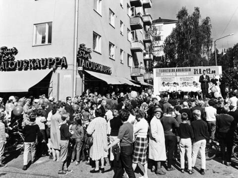Massor av människor har samlats utanför en butik för att fira dess öppnande.