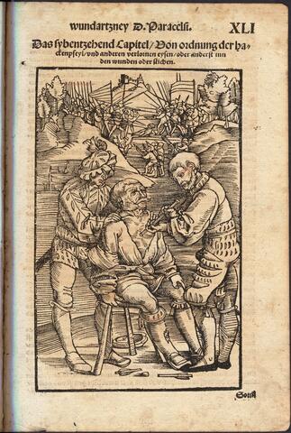 Puupiirroksen keskellä istuu mies, jonka rinnassa on nuoli. Vasemmalla seisoo mies pitelemässä kiinni, oikealla seisoo mies, joka on irrottamassa nuolta. Taustalla on sotilaita, jotka taistelevat toisiaan vastaan keihäin. 