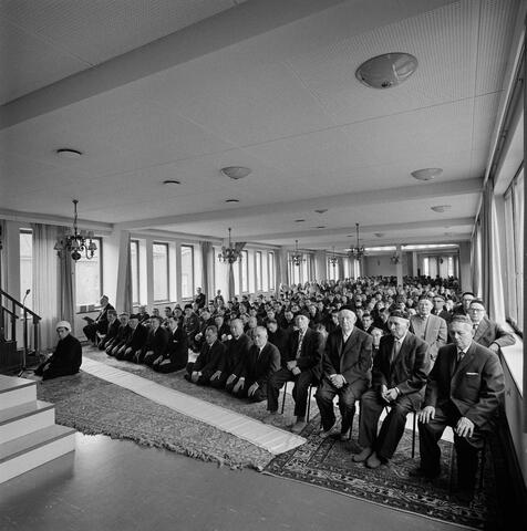 Rukous vastavalmistuneessa moskeijassa Fredrikinkadulla vuonna 1963. 
