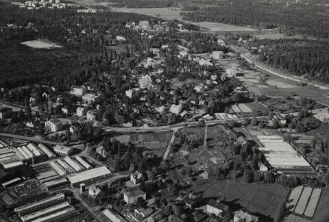 Ilmakuvassa Etelä-Haaga. Keskellä Vihdintie, alhaalla vasemmalla Vanha Viertotie ja oikealla Nuijamiestentie.