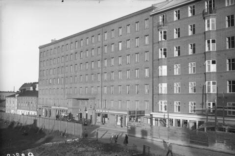 Upouusi seitsenkerroksinen tiilitalo kuvattuna edestä