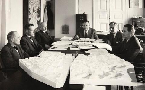 Vasemmalta Ensio Kytönen, Heikki von Hertzen, Torsten Törnblom, kaup.joht. Kivistö, asemakaava-arkkitehti Tuukkanen, Otto-I. Meurman. Kuvan takana merkintä: Sörkän saneeraus.