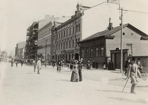 Mikonkatu 15, 17 ,19, 21 ( =15, 17, 19). No 21 on rakenteilla oleva Hotelli Fennia. No 15:n kohdalla nykyisin Kaisaniemenkatu.
