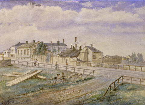 Vesivärimaalaus. Vasemmalla seppien oltermannin Anders Åhlströmin vuonna 1827 rakennuttama talo Korkeavuorenkadulla, nykyisen Designmuseon kohdalta nähtynä. Poikkikatu etualalla on Punanotkonkatu. Taustalla näkyy Söderströmin naulatehtaan korkea piippu.