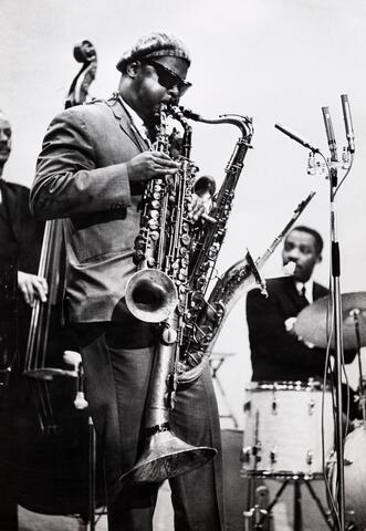 Multi-instrumentalisti Roland Kirk soittamassa kolmea eri soitinta yhtä aikaa Helsinki Jazz Festivaalilla vuonna 1964.
