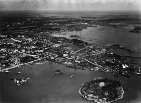 Sörnäisten niemi. Etualalla oikealla Sompasaari, siitä vasemmalle Kana ja Hanasaari. Saaret Sörnäisten niemen pohjoispuolella ovat Iso ja Pieni Verkkosaari ja Kyläsaari.