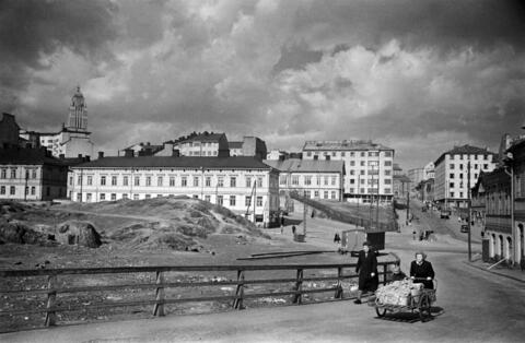 Vasemmalla Kallion virastotalon tontti ja oikealla Ympyrätalon tontti. Taustalla Kallion kirkko ja Kallion kirjasto.