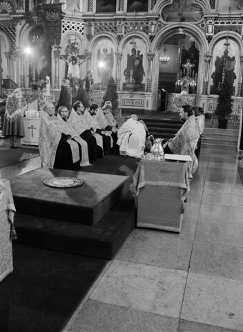 Stora torsdagens (skärtorsdag) fottvättningsgudstjänst i Uspenskij-katedralen. Metropolit Johannes tvättar pastor Juhani Härkins fötter.