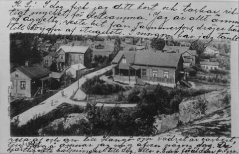 Postikortti vuodelta 1904. Näkymä Oulunkylästä. Valokuvan ylä- ja alapuolelle on kirjoitettu ruotsiksi.