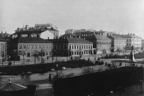 Eteläesplanadi 12, 14, 16, 18, 20. Etualalla Runebergin esplanadi, oikealla J. L. Runebergin muistopatsas.