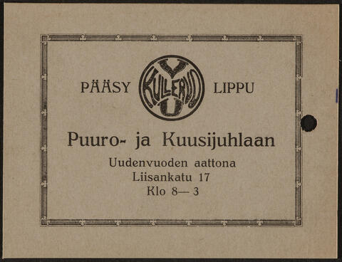 Kartongin palaan on painettu teksti: Kulervo VU Pääsylippu Puuro- ja Kuusijuhlaan Uudenvuoden aattona Liisankatu 17 Klo 8–3.