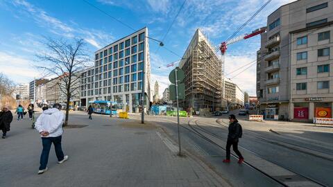 Broholmsgatan går genom Lyyra-kvarteret. Berghälls kyrka syns i bakgrunden. De tidigare ämbetshusen på tomten ersätts av tre nya byggnader: ett hotell, kontorslokaler och ett bostadshus för internationella forskare. 