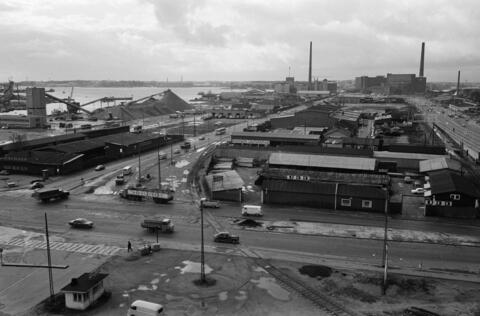 Ruoholahti. Vasemmalla Itämerenkatu ja oikealla Porkkalankatu. Etualalla Ruoholahdenranta. Taustalla vasemmalla Kaapelitehdas ja oikealla Alkon Salmisaaren tehtaat (nyk. Helsingin Oikeustalo).