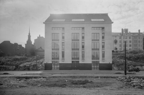 Lallukan taiteilijakoti, Etelä-Hesperiankadulta kuvattuna. Talon kummallakin puolen on kalliota, taustalla näkyy rakennuksia.
