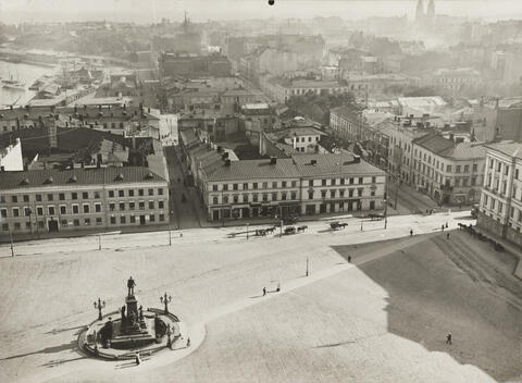 Ilmakuvassa Senaatintoria ja sen etelä- ja lounaispuolen rakennuksia.