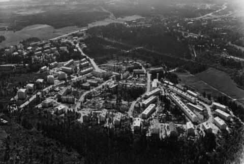 Pohjois-Haaga, ilmakuva. Etualalla Ohjaajantie vas. Näyttelijäntie, toinen vas. Pastori Jussilaisen tie, toinen oik. Tolarintie.