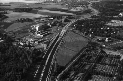 Ilmakuvassa on huomattavasti enemmän peltoa kuin nykyisin ja vähemmän liikenneväyliä ja rakennuksia.