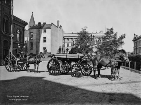 Pääpaloaseman piha, Korkeavuorenkatu 26. Raskas höyryruisku ja nk. isot letkurattaat vuodelta 1896 letkurattaineen.