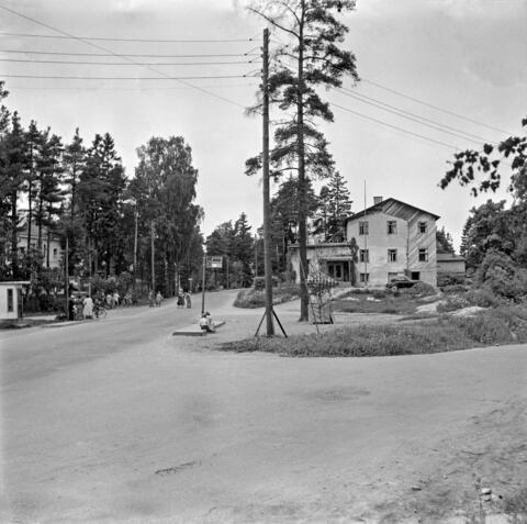Palokaivonaukio, vasemmalla huvila Elsebo. Oikealla ravintola Keskus Haaga rakennuksessa, johon on rakennettu oikealle lisäosa.