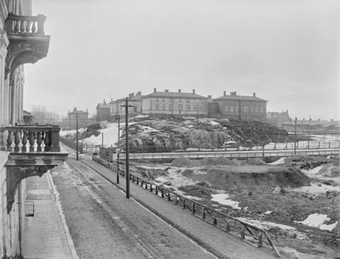 Näkymä pitkin Vuorimiehenkatu itään kohti Kätilökoulun matalia puurakennuksia. Oikealla tyhjä tontti, myöhempi Vuorimiehenpuistikko.