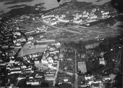 Kluuvi, Etu-Töölö, ilmakuva. Etualalla Kaisaniemenkatu, Kaisaniemi, keskellä Rautatientori ja Töölön ratapiha.