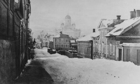Unioninkatu 11. Talvinen katunäkymä Kaartinkaupungista, taustalla tuomiokirkko.