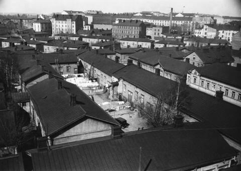 Ylhäältä kuvattuja puurivitaloja pihoineen. 